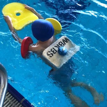 Klassen 1 und 2 bereiten sich mit wöchentlichen Schwimmkursen auf den UNIVERSITAS-Wassersport vor
