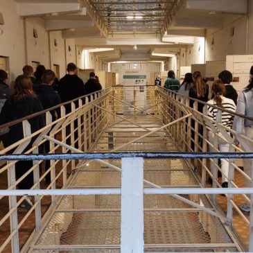 Klassen 9 und 10 auf den Spuren der Vergangenheit: Besuch der Stasi-U-Haftanstalt