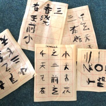 Einblicke in unsere Nachmittagsangebote: Kalligrafie im Kurs „Einmal um die Welt“